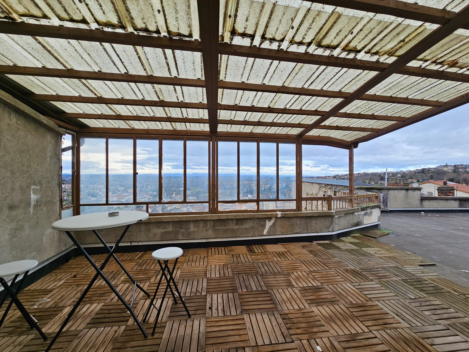 Terrasse avec pergola et vue